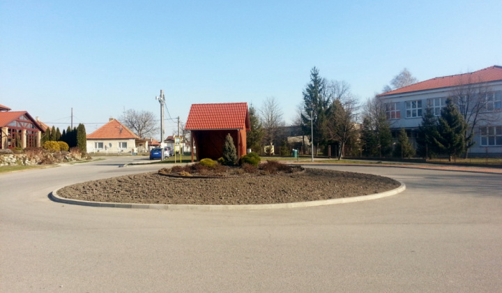 Obnova hlavného námestia v zóne centra Okoličná na Ostrove