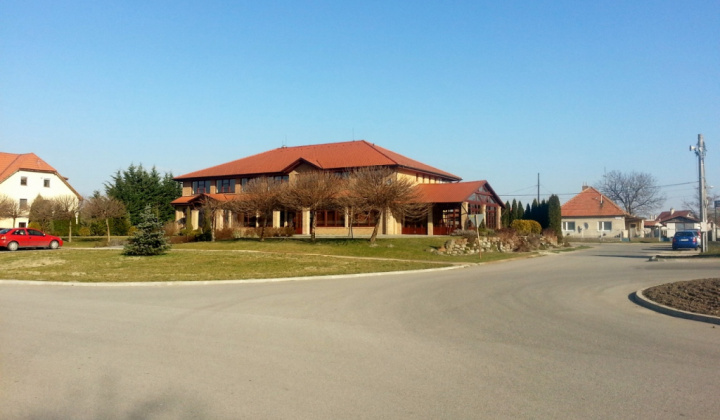 Obnova hlavného námestia v zóne centra Okoličná na Ostrove