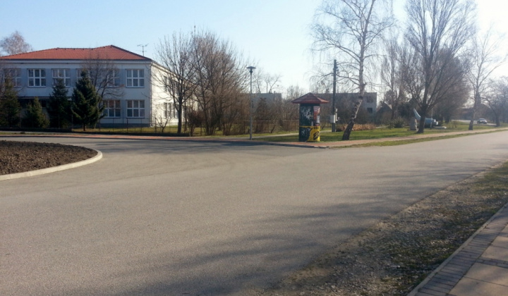 Obnova hlavného námestia v zóne centra Okoličná na Ostrove