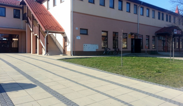 Obnova hlavného námestia v zóne centra Okoličná na Ostrove
