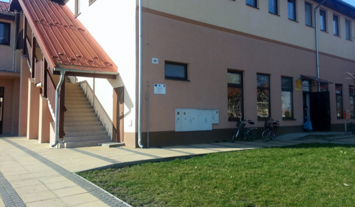 Obnova hlavného námestia v zóne centra Okoličná na Ostrove