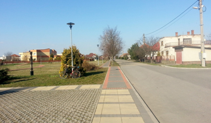 Obnova hlavného námestia v zóne centra Okoličná na Ostrove