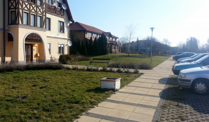 Obnova hlavného námestia v zóne centra Okoličná na Ostrove