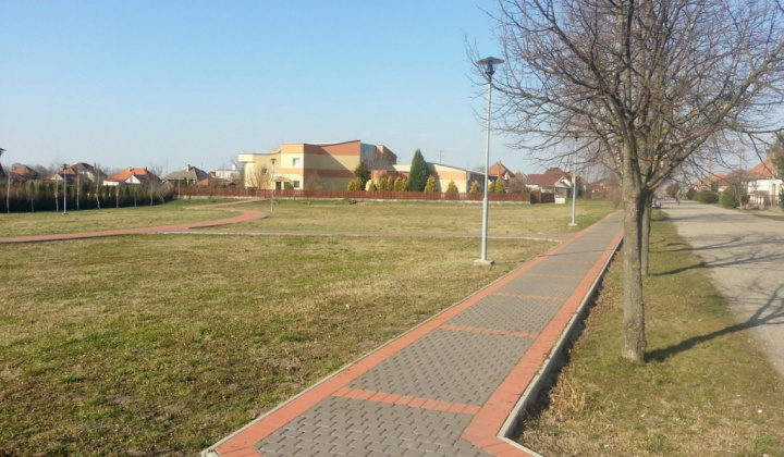 Obnova hlavného námestia v zóne centra Okoličná na Ostrove
