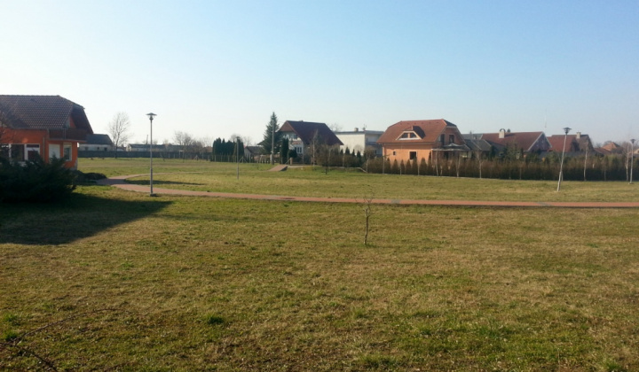Obnova hlavného námestia v zóne centra Okoličná na Ostrove