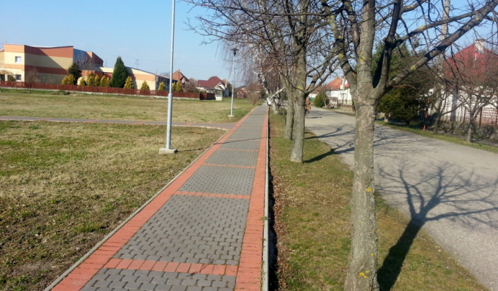 Obnova hlavného námestia v zóne centra Okoličná na Ostrove