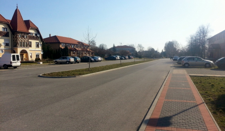 Obnova hlavného námestia v zóne centra Okoličná na Ostrove